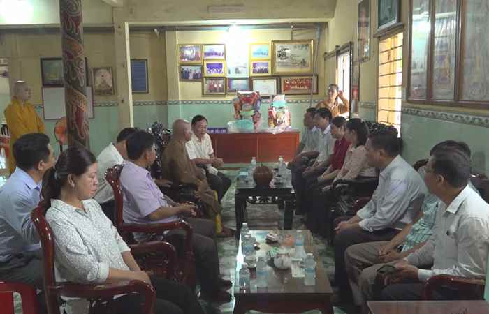 Thăm, tặng quà chùa chúc mừng Đại lễ Phật đản 2025